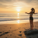 Mujer viendo el amanecer en la playa