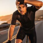 Hombre en bicicleta sudando