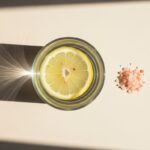 vaso con agua, limon y sal.