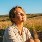 mujer tomando el sol